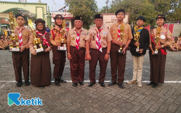 Foto Para juara lomba upacara bendera foto bersama dengan Bambang Wiyono Waka Binawasa dan Mulyono Kapusdiklatcab Kwarcab Surabaya