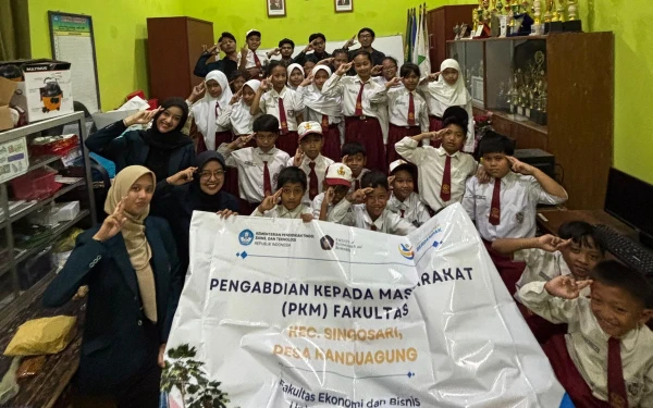 Foto Foto: mahasiswa PKM FEB UB bersama siswa-siswi SDN 3 Randuagung