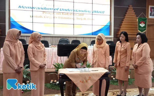Foto Kepala Puskesmas Menur, dr. Medyana Puspita menandatangani MoU pencegahan stunting dengan DWP Bapenda Jatim, Senin, 28 Juli 2025 (Foto: Fatimah/Ketik)