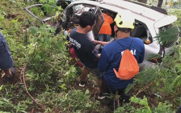 Foto relawan melakukan evakuasi 6 penumpang mobil masuk jurang di jalur cangar mojokerto ( foto : sholahudin)