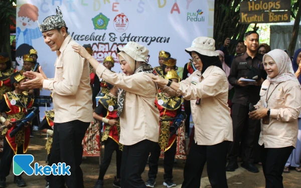 Foto Bupati Sidoarjo Subandi dan Sriatun Subandi bersama Sekda Fenny Apridawati dan Kepala Dinas Kesehatan dr Lhaksmi mengikuti permainan anak di Kampung Lali Gadget Desa Pagernumbuk, Wonoayu, Sidoarjo. (Foto: Fathur Roziq/Ketik)