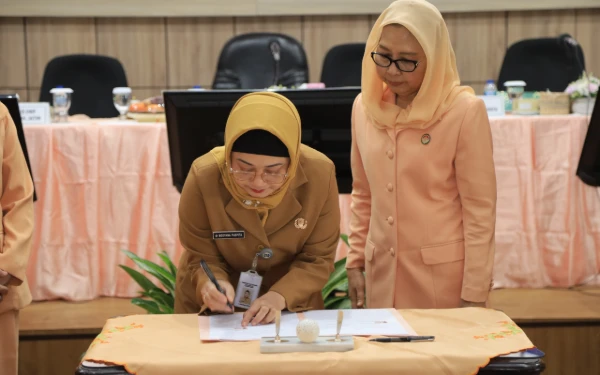 Foto Kepala Puskesmas Menur dr. Medyana Puspita menandatangani MoU pencegahan stunting bersama Ibu Bobby Soemiarsono (Foto: dok. DWP Bapenda Jatim)