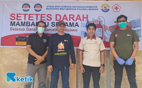 Foto Akbar Wakil Ketua III Bidang Kemahasiswaan STIKES Bina Generasi Polman dan Tim PMI Kab.Polewali Mandar ( foto : Nurul Haiming )