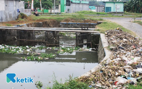 Foto Saluran air menuju Sungai Kanal Porong yang dipasangi jaring pembatas untuk mencegat sampah. (Foto: Fathur Roziq/Ketik.com)