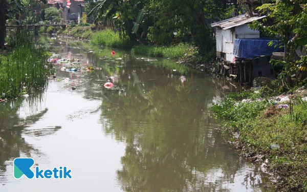 Foto Bangunan liar yang dibuat warga di atas badan Sungai Kanal Porong. (Foto: Fathur Roziq/Ketik.com)