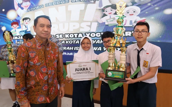 Foto Kajati DIY Riono Budisantoso, foto bersama Juara 1 lomba cerdas cermat jenjang SMP/MTs, kolaborasi Kejati DIY dengan Disdikpora Kota Yogyakarta. (Foto: Penkum Kejati DIY/Ketik)