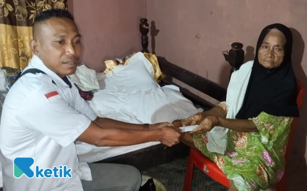 Foto Kades Muhlis menyerahkan bantuan beruapa uang tunai ke keluarga yang berduka Rabu, 30 April 2025 (Foto: Mursal/Ketik)
