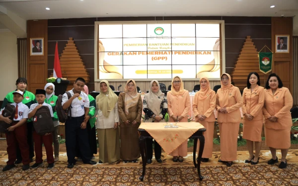Foto Ketua DWP Bapenda Jatim, Ibu Bobby Soemiarsono beserta jajaran pengurus DWP Bapenda Jatim berfoto bersama penerima bantuan pendidikan  GPP di Kantor Bapenda Jatim, Senin, 28 Juli 2025 (Foto: dok. DWP Bapenda Jatim)