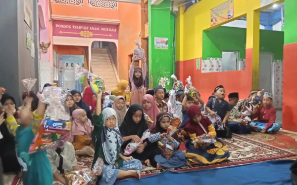 Foto BPBD Jatim, Pokja Wartawan Grahadi dan Indrapura berbagi untuk yatim di Yayasan Panti Asuhan dan Tahfidz Incerah, Mojokerto, Selasa 29 Juli 2025 (Foto: Martudji / Ketik)