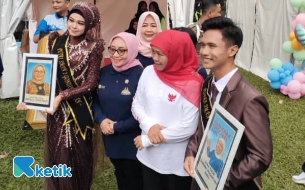 Foto Menteri Pemberdayaan Perempuan dan Perlindungan Anak, Arifatul Choiri Fauzi dan Gubernur Jawa Timur, Khofifah Indar Parawansa, mendapatkan kenang-kenangan berupa foto karikatur dari DT SMAN 1 Gondangwetan (Foto: Yuni Ernawati for Ketik.co.id)
