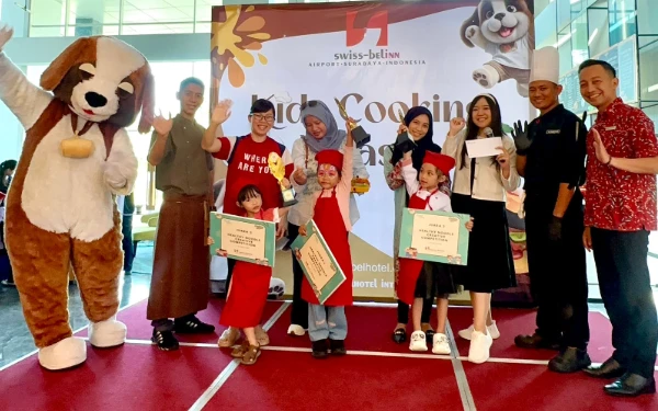 Foto Para pemenang Kompetisi Kreasi Mi Sehat di Swiss-Belinn Airport Surabaya meraih piala dan piagam. (Foto: Swiss-Belinn Airport Surabaya)