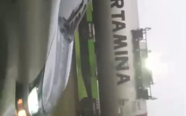 Foto Potongan layar video viral dengan narasi pengiriman BBM ke Jember melalui KA Logistik yang dibantah dan disebut KAI Daop 9 Jember sebagai berita menyesatkan. (Istimewa/ medsos)