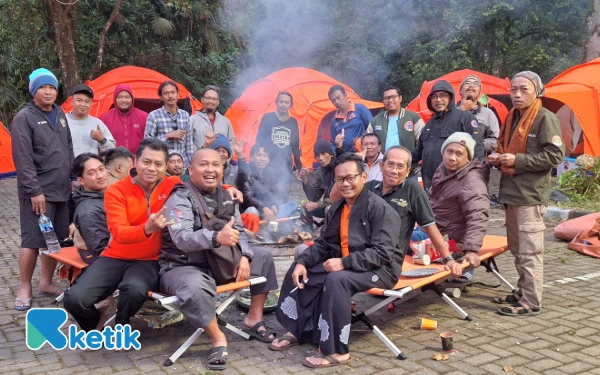 Foto Peserta kegiatan Jurnalis Tangguh Bencana, menikmati api unggun guna mengusir hawa dingin di lokasi camp Pemandian Air Panas Alam Cangar (Foto: Yusron, BPBD Jatim)