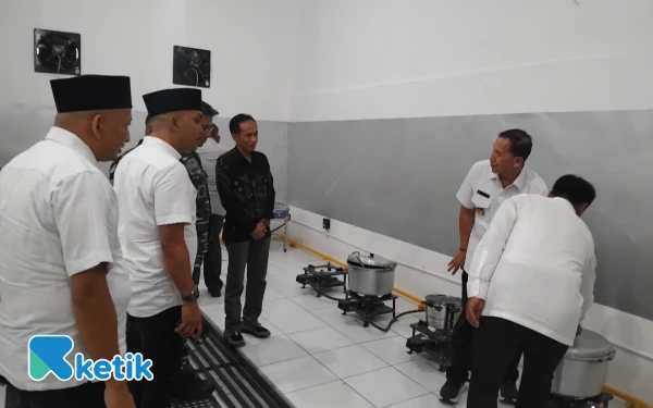 Foto Penasehat khusus presiden, Erwin Cahara saat meninjau kesiapan dapur MBG Bungsamg Bangkalan (Foto.Ismail HS/Ketik)