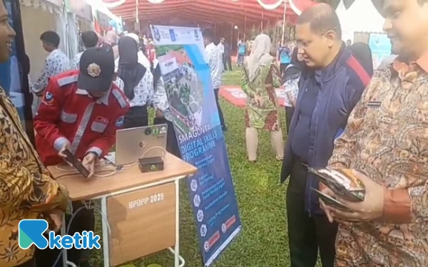 Foto Kepala Dinas Pendidikan Provinsi Jatim, Aries Agung Paewai didampingi oleh Kepala SMAN 1 Gondangwetan, Wawan Pramunadi, sedang melihat cara kerja Alat Penyiram Otomatis (Foto: Yuni Ernawati for Ketik.co.id)
