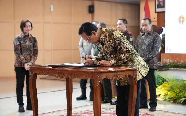Foto Gubernur DIY, Sri Sultan Hamengku Buwono X saat menandatangi nota kesepakatan. (Foto: Prokopim Sleman for Ketik)