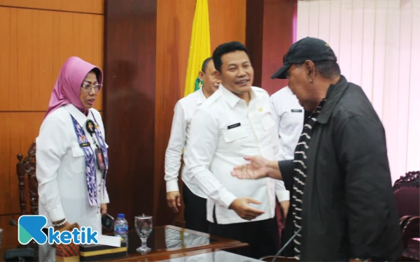 Foto Bupati Subandi dan Sekda Fenny  Apridawati mengucapkan terima kasih kepada para aktivis Gerakan Non Blok. (Foto: Fathur Roziq/Ketik.com)