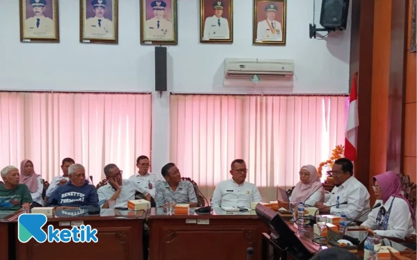 Foto Asisten Tata Pemerintahan Pemkab Sidoarjo Ainur Rahman menjelaskan aturan tentang penolakan LPP APBD dan Pengesahan PAK APBD kepada para aktivis. (Foto: Fathur Roziq/Ketik.com)