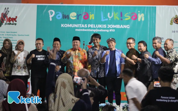 Foto Bupati Jombang Warsubi di Pembukaan Pameran Lukisan Komunitas Pelukis Jombang di GOR Merdeka, Jombang, 30 Juli 2025. (Foto: Rifat/Ketik)