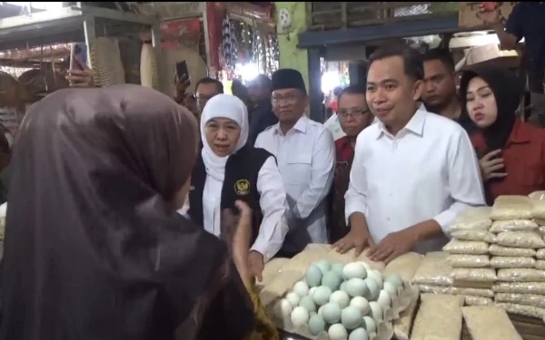 Foto Gubernur Jatim, Khofifah Indar Parawansa bersama Bupati Jember, Muhammad Fawait saat berbincang dengan salah satu pedagang di Pasar Tanjung pada Kamis, 31 Juli  2025. (Istimewa)