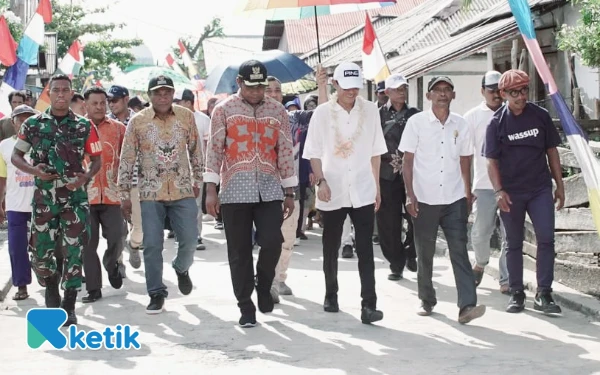 Foto Helmi di Sambut Camat Kepulauan Joronga, Kepala Desa Kukupang dan Warga Desa (Foto: Gadri For Ketik)