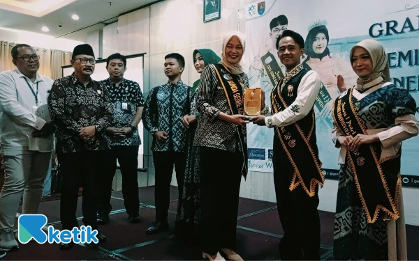Foto Bunda Genre, Ira Tanti Syamsul Aulia Rachman memberikan Piala kepada Juara I Putra Duta Genre Cilacap Tahun 2025. (Foto: Nani Eko/Ketik)