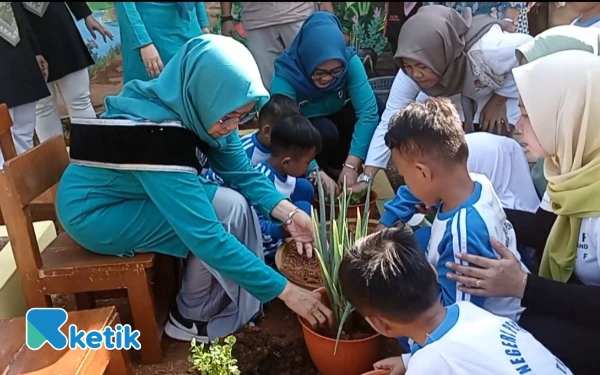 Foto Bunda PAUD Kabupaten Pemalang, dr Noor Faizah Maenofie saat menanam Bawang bersama anak-anak TK Negeri Pembina Taman, Jumat, 1 Agustus 2025 (Foto: Slamet/Ketik)