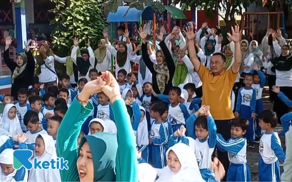 Foto Kepala Bidang Paud dan Dikmas Disdikbud Pemalang, Indera Sulistiono (Kaos Kuning) senam bersama anak-anak TK Negeri Pembina Taman di acara Pagi Ceria (Foto: Slamet/Ketik)