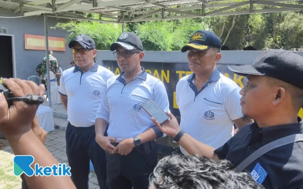 Foto Komandan Lanal Batuporon  Letkol Laut (P) Novyan, S.H., M.Tr.Opsla saat diwawancara  wartawan usai latihan menembak bersama di lapangan tembak Lanal Batuporon Kamal (Foto.Ismail HS/Ketik)