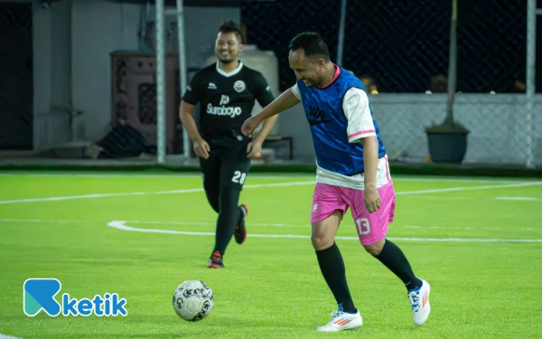 Foto Pembina LBH Legundi yg bermain untuk Tim Posbakum PN Surabaya dan Sidoarjo, Advent Dio Randy saat ikut dalam Trofeo Mini Soccer, Jumat, 1 Agustus 2025. (Foto: Khaesar/Ketik)