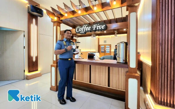 Foto Komandan Pangkalan Utama Tentara Nasional Indonesia Angkatan Laut (Danlantamal) V, Laksamana Pertama TNI Dr. Arya Delano, S.E., M.Pd., M.Han., di depan Coffee Five yang berada di Lounge Jayastu lantai dua Mako Lantamal V Jalan Laksda M Nazir Surabaya. (Foto: Fiqih Arfani/Ketik)