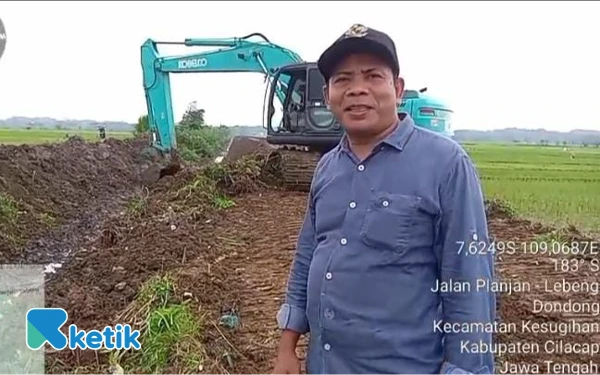 Foto Kepala Desa Dondong Suratman, saat dilaksanakan pengerukan sungai Kalipancar Malang bulan Juni 2025. (Foto: Nani Eko/Ketik)