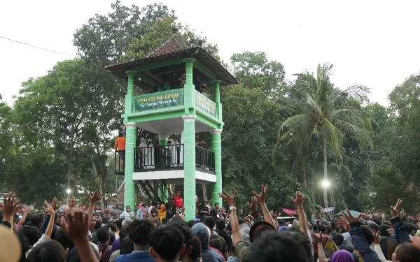 Foto Sebar apem dari atas panggung tersebut adalah bagian dari upacara adat Saparan Ki Ageng Wonolelo yang dilaksanakan di Dusun Pondok Wonolelo, Desa Widodomartani, Ngemplak, Sleman, DI Yogyakarta. (Foto: Prokopim Sleman for Ketik)