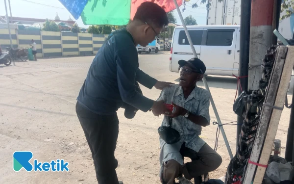 Foto Media Ketik Berbagi Nasi Kotak di Wilayah Kecamatan Ampelgading (Foto: Risqon for Ketik)