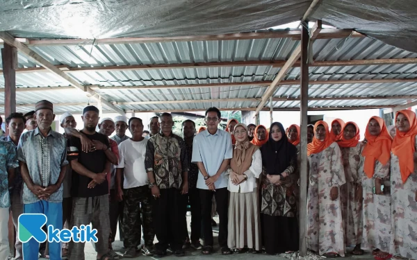 Foto Wabup Helmi, Ketua GOW Halsel Mardiana Helmi, Pj Desa Kurunga Yahya Husen beserta masyarakat Desa Berpose Bersama (Foto: Gadri For Ketik)