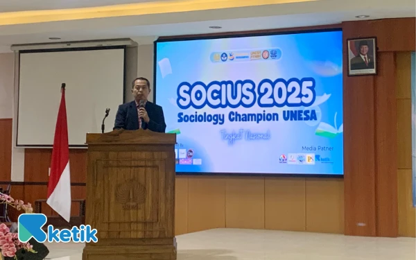 Foto Koordinator Prodi S1 Sosiologi memberikan sambutan sekaligus membuka kegiatan Socius 2025 (Rina/Ketik)