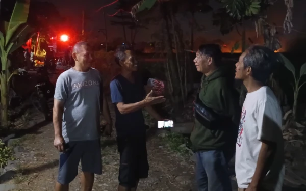 Foto Kepala Desa Tegalsuruh, Subagio bersama dua orang saksi saat menjelaskan kronologis kejadian kepada pihak kepolisian (Foto: Humas Polres Pekalongan)