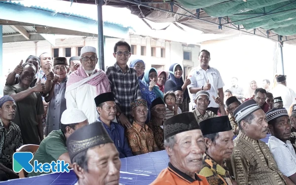 Foto Warga Desa dan tokoh agama Berpose Bersama Helmi usai acara selamatan (Foto: Gadri Buamona For Ketik)