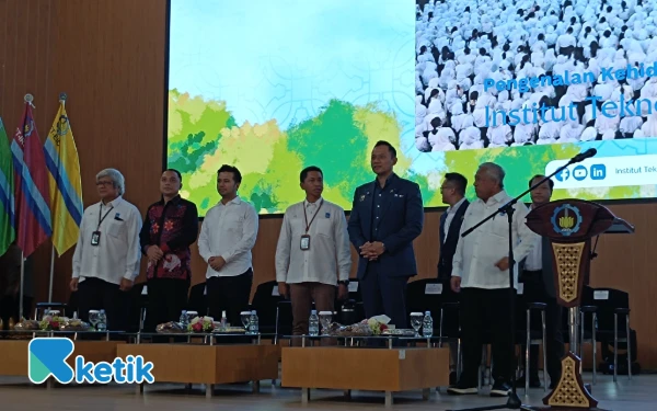 Foto Menteri Koordinator Bidang Infrastruktur dan Pembangunan Kewilayahan, Agus Harimurti Yudhoyono (empat dari Kanan) menjadi pembicara di Kuliah Umum di ITS, Senin, 4 Agustus 2025. (Foto: Khaesar/Ketik)