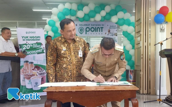 Foto Bupati Abdya, Safaruddin menandatangani dan meresmikan operasional Indomaret di Blangpidie, Senin, 4 Agustus 2025. (Foto: T. Rahmat/Ketik)