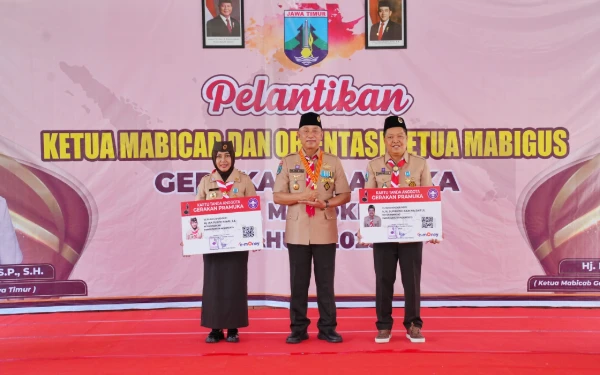 Foto Pemberian KTA Pramuka kepada Mabicab Kota Mojokerto Ika Puspitasari dan Ka Kwarcab Kota Mojokerto Supriadi Karima Saiful