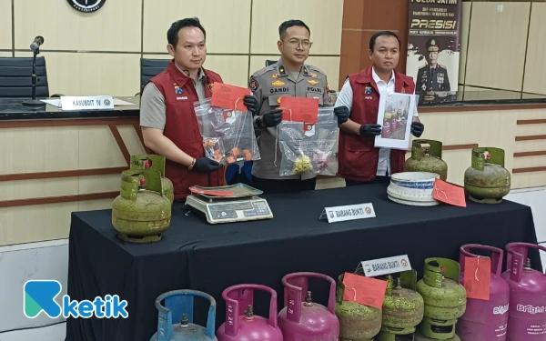 Foto Polisi Polda Jatim menunjukkan barang bukti LPG yang dioplos pelaku, Selasa, 5 Agustus 2025. (Foto: Khaesar/Ketik)