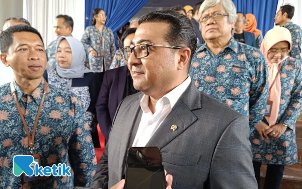 Foto Menteri Ekonomi Kreatif (Menekraf) Republik Indonesia Teuku Refky Harsya (tiga dari kanan) saat diwawancarai usai isi materi kuliah umum di ITS, Selasa, 5 Agustus 2025. (Foto: Khaesar/Ketik)