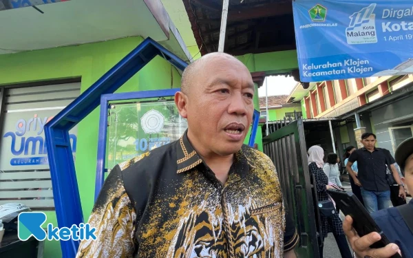 Foto Kepala Diskopindag Kota Malang, Eko Sri Yuliadi, menjelaskan ruangan MCC yang kini mulai dikomersilkan. (Foto: Lutfia/Ketik)