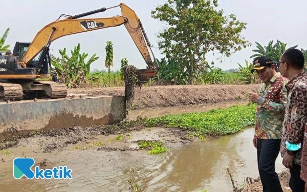 Foto Bupati Sidoarjo Subandi memantau langsung pengerukan Sungai Kanal Porong di wilayah Kecamatan Krembung pada Selasa (5 Agustus 2025). (Foto: Sigit Kominfo Sidoarjo)