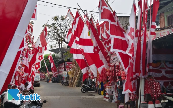 Foto Deretan kios menjual bendera menjelang Agustusan di Kampung Bendera, Jalan Darmokali, Surabaya. (Foto: Fitra/Ketik)