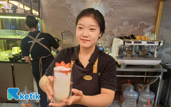 Foto Chaterine Candra barista dari Hotel Santika Premier Gubeng menunjukkan minuman merah putih Sang Saka, Rabu, 6 Agustus 2025. (Foto: Khaesar/Ketik)