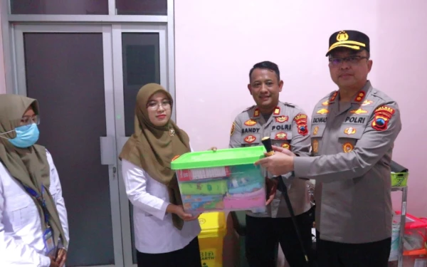 Foto Kapolres Pekalongan AKBP Rachmad C. Yusuf didampingi Kapolsek Sragi AKP Prisandi memberikan bantuan perlengkapan bayi di Puskesmas Sragi I, Rabu, 6 Agustus 2025 (Foto: Humas Polres Pekalongan)