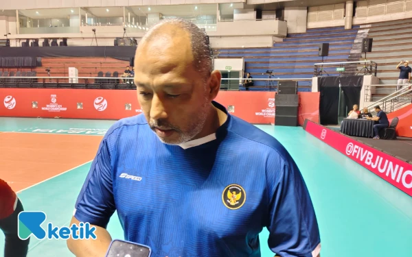 Foto Pelatih voli putri Indonesia U-21, Sugiyama Marcos saat memimpin latihan di Jawapos Arena, Rabu, 6 Agustus 2025. (Foto: Fitra/Ketik)