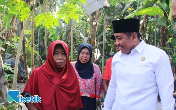 Foto Anggota DPRD Sidoarjo Dhamroni Chudlori bertemu dengan Tumilasning yang ditemani Julaikhah saat mengunjungi rumahnya pada Rabu (6 Agustus 2026). (Foto: Fathur Roziq/Ketik.com)

anggota DPRD Sidoarjo Dhamroni